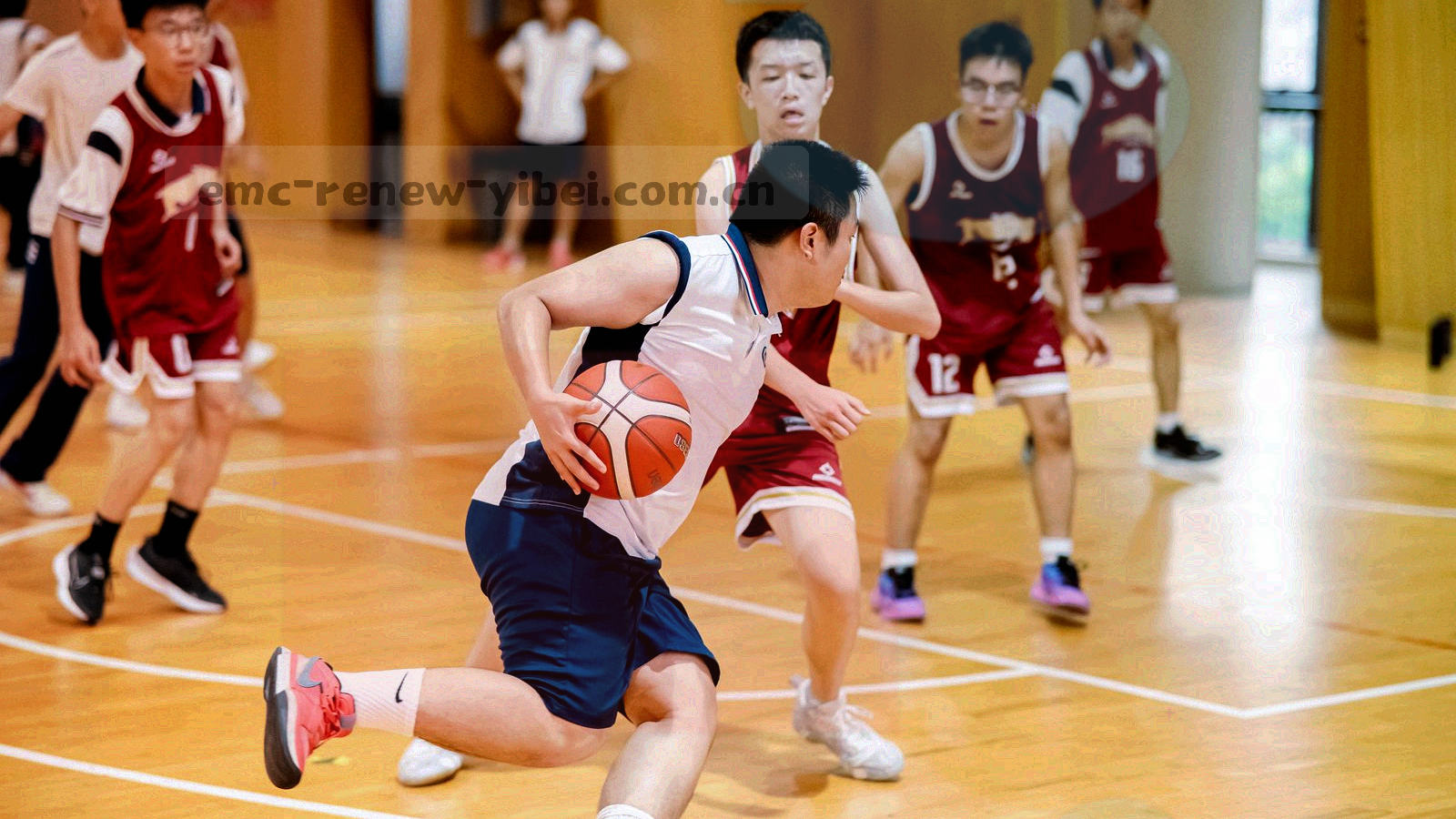 竖向刻度线与节点光点组成的抽象时间轴，深蓝底色上以橙色实心节点标记当前更新位置